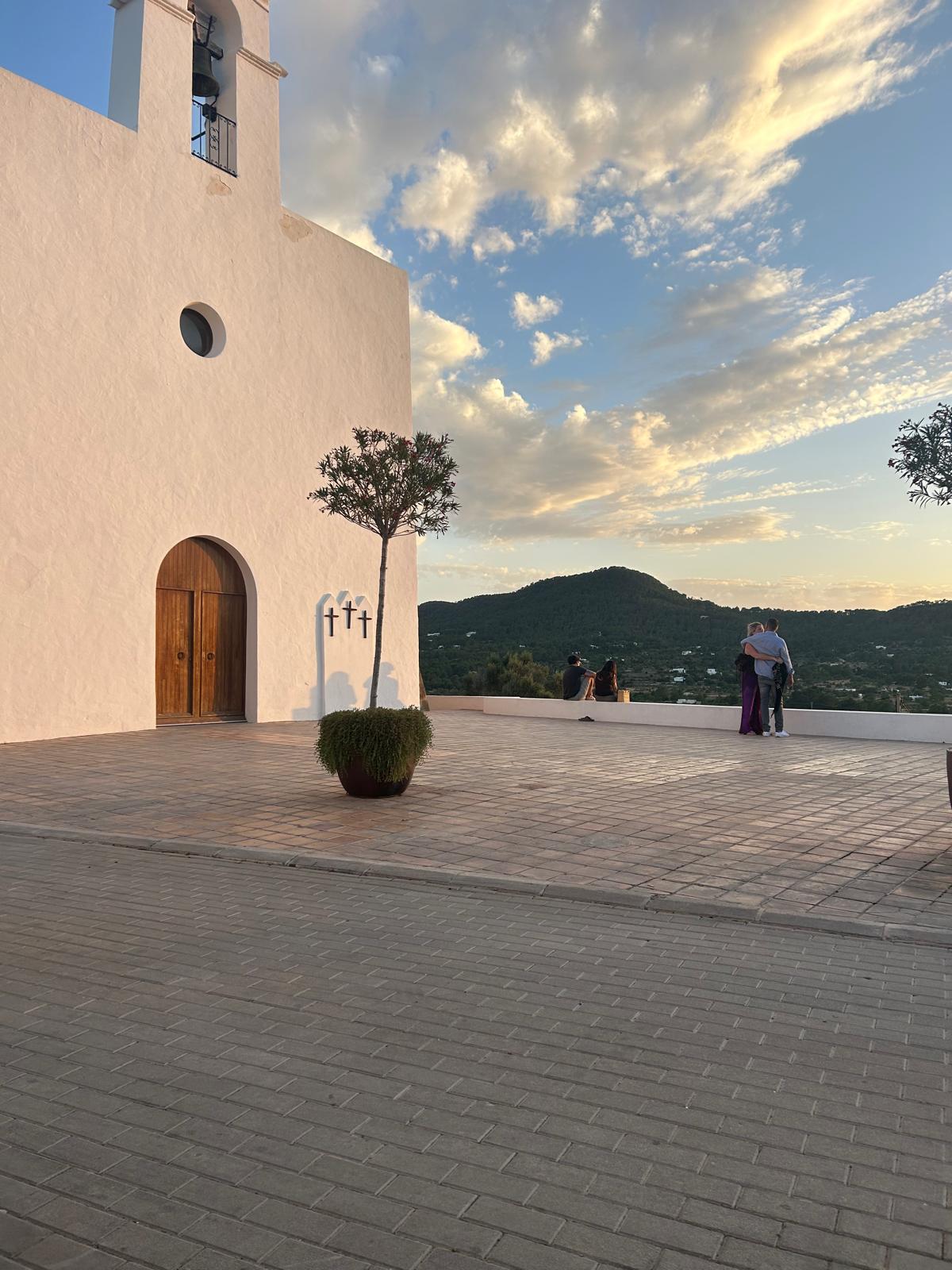 Wit dorpskerkje in het binnenland van Ibiza in het avondlicht