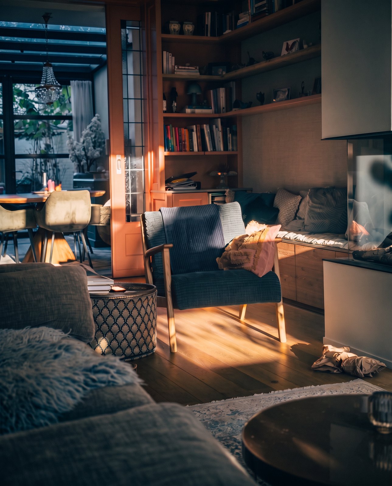 De leesstoel in warm ochtendlicht, bij de haard en de boekenkasten